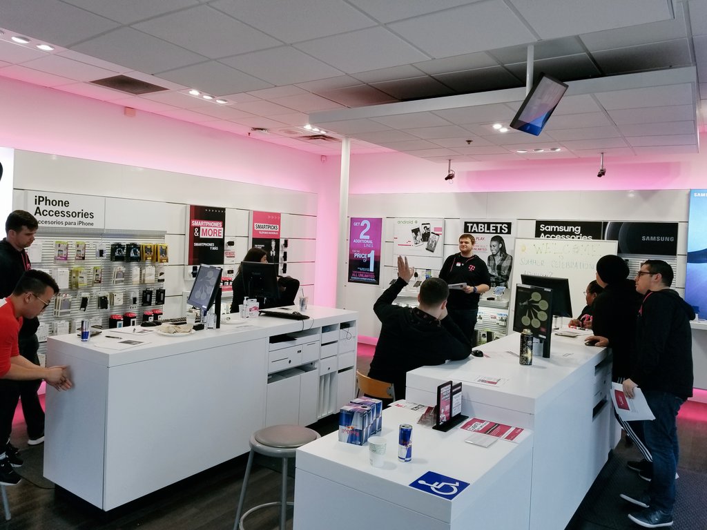 VelascoNate's tweet photo. Setting the right expectations #AllHands #TeamMtview #SummerCelebration @UncarrierMTV2 @TJMartinez1000 https://t.co/MGlu7w3Zag