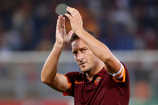 lequipe's tweet photo. Francesco Totti sur le banc pour sa dernière face au Genoa https://t.co/gaAUOuPDhp https://t.co/8Mzvbkkv2R