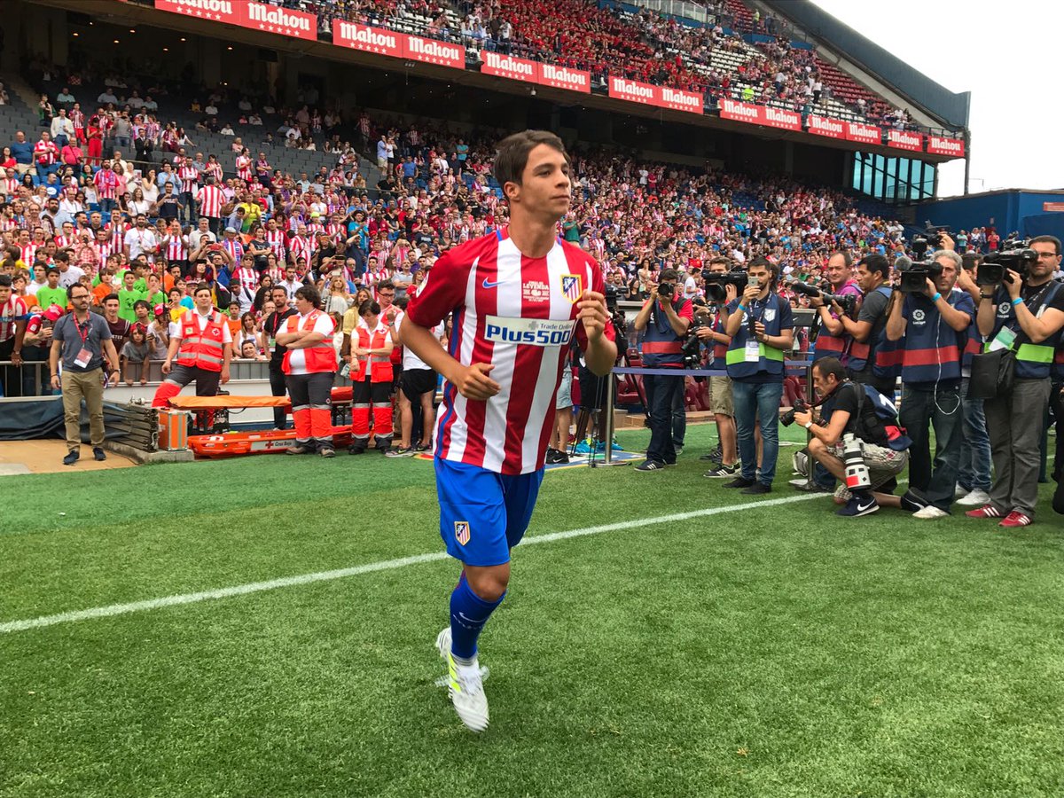 Atleti's tweet photo. ¡Saltan al campo figuras de todas las épocas de nuestra historia! 🔴⚪️🔴 
¡La afición les aclama! 🗣🏧
#FinaldeLeyenda https://t.co/HQxOQseSbt