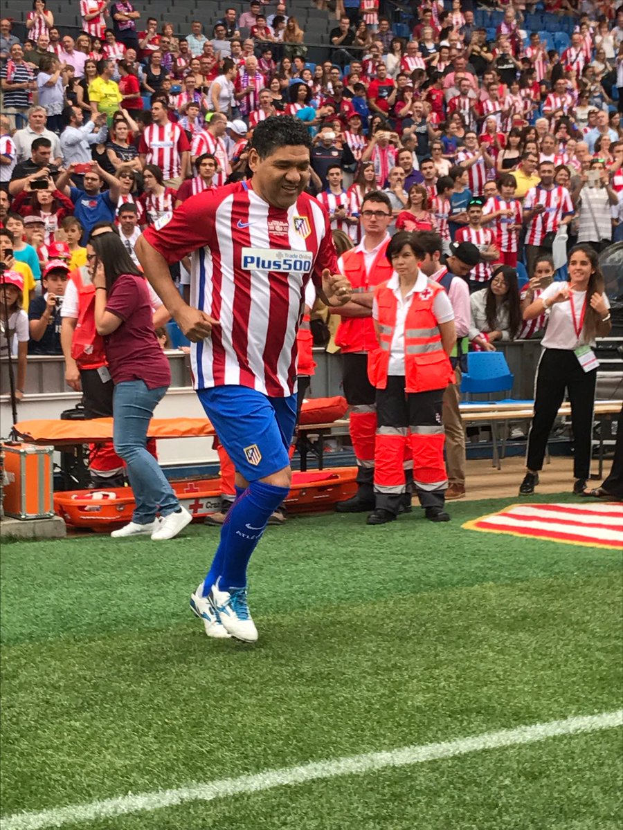 Atleti's tweet photo. ¡Saltan al campo figuras de todas las épocas de nuestra historia! 🔴⚪️🔴 
¡La afición les aclama! 🗣🏧
#FinaldeLeyenda https://t.co/HQxOQseSbt