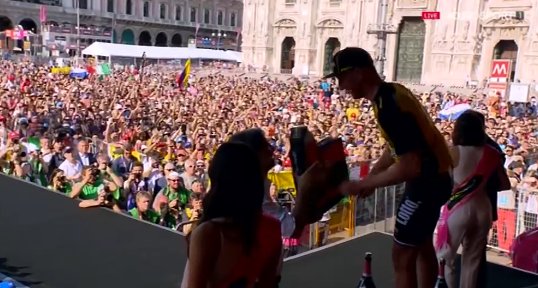 vismaleaseabike's tweet photo. #Giro100 Beautiful pictures of @josvanemden on the podium! https://t.co/wv3qU3wyIf
