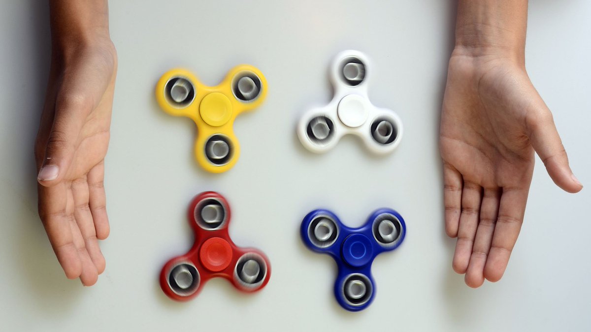 infobae's tweet photo. El desconocido origen del Fidget Spinner, el juguete que hipnotiza a los niños https://t.co/taQwsIkete https://t.co/BbgfmAPeez