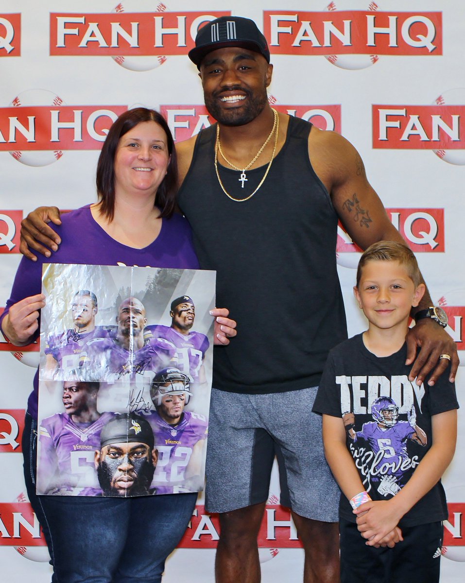 FanHQ's tweet photo. Posed photos from yesterday's event with @EversonGriffen are now available at https://t.co/gEhJpCW6vS #FlashAddicts https://t.co/BQfs2N18Tj