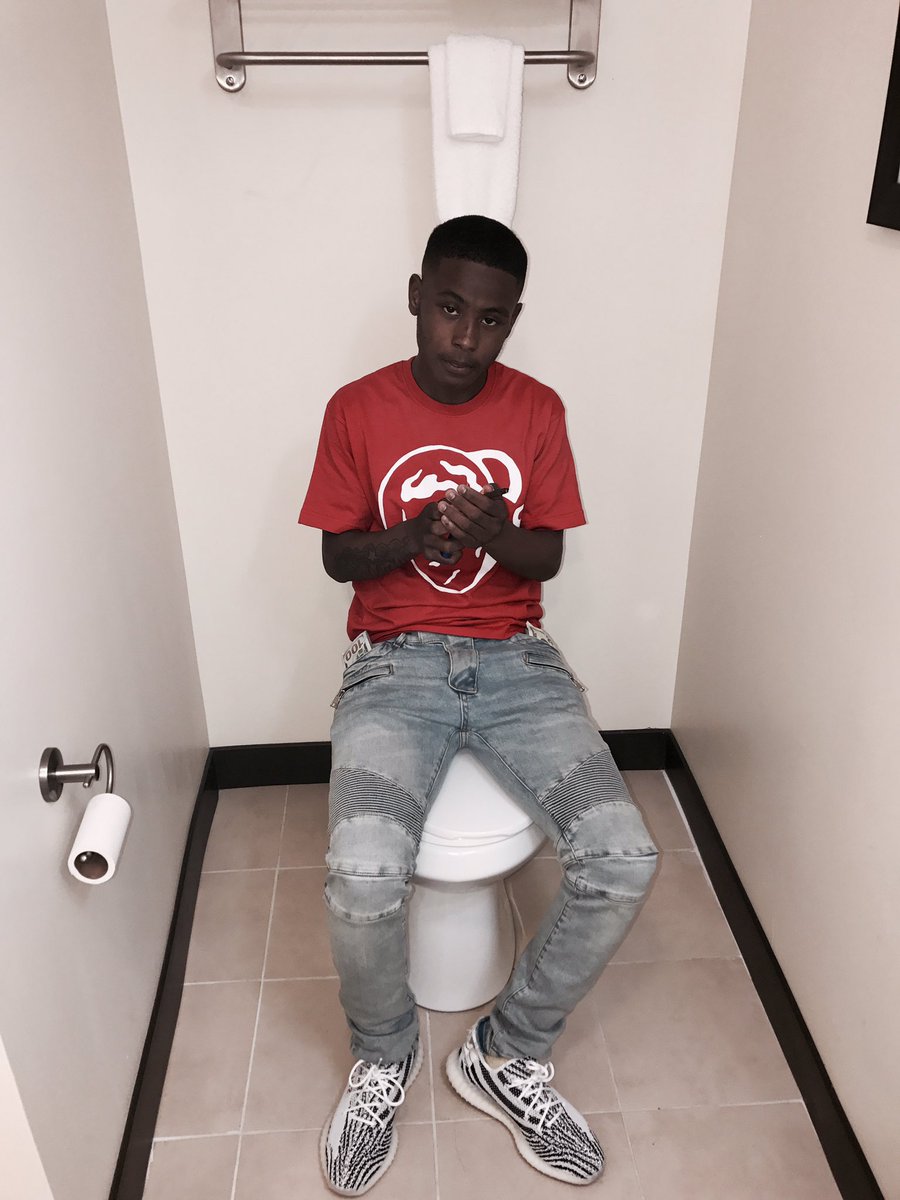 1LilFiq's tweet photo. Living Life In This Crazy World Just Because You Getting Money Don't Make You Thurl๐ #Bulletworld https://t.co/rofx1JP0LZ