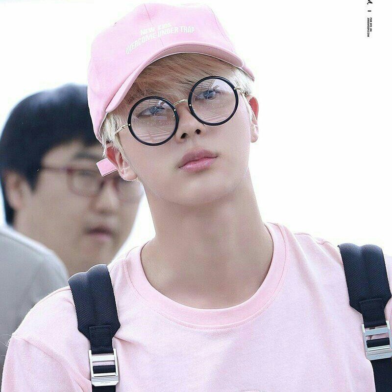 seokiearth's tweet photo. jin usando rosa é a minha religião https://t.co/FVWTqCargC