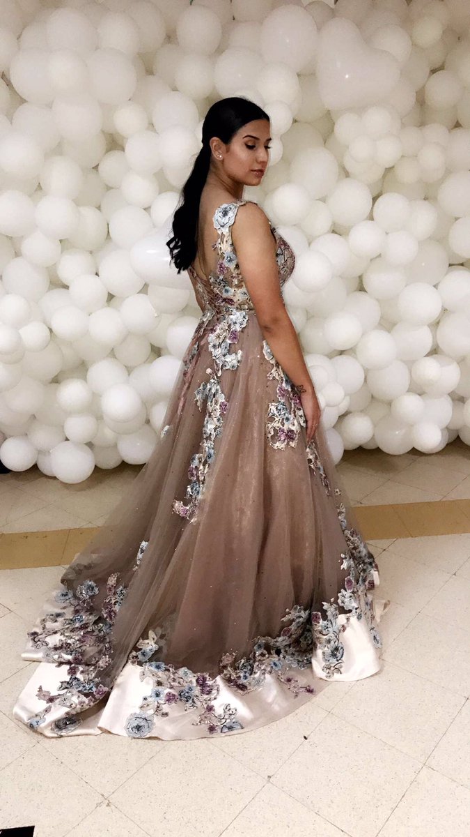 JasmimBlanco's tweet photo. #Prom2k17 💐 https://t.co/mtngeec2GK
