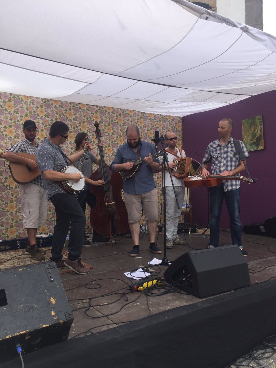 Corto pero intenso, Eskerrik asko Sara herriari. Merci Sare. Proxima estacion GetxoFolk. Hurrengo geltokia Getxo.