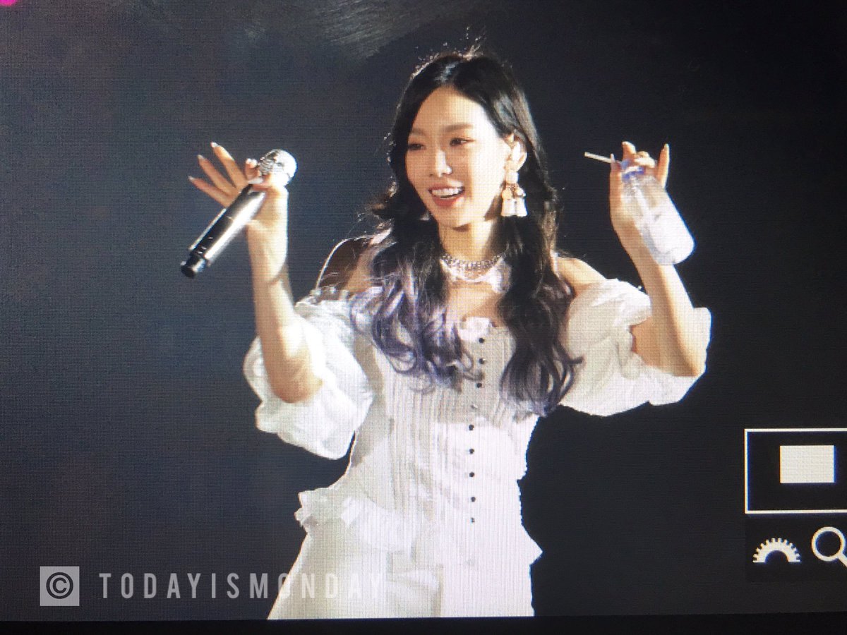 [PIC][27-05-2017]TaeYeon khởi hành đi Thái Lan để tham gia Concert - "PERSONA in BANGKOK" vào chiều nay - Page 7 DA7TiC5UAAA5Tqa