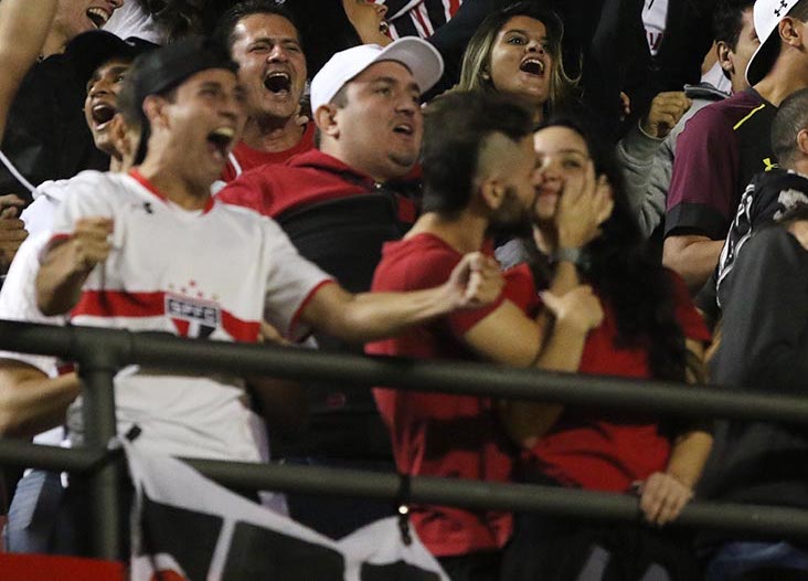SaoPauloFC's tweet photo. - Vem cá, minha linda 
- Calma que eu tô vendo o baile 

#SoltaAValsa #15Anos https://t.co/rDdrBOiLLK