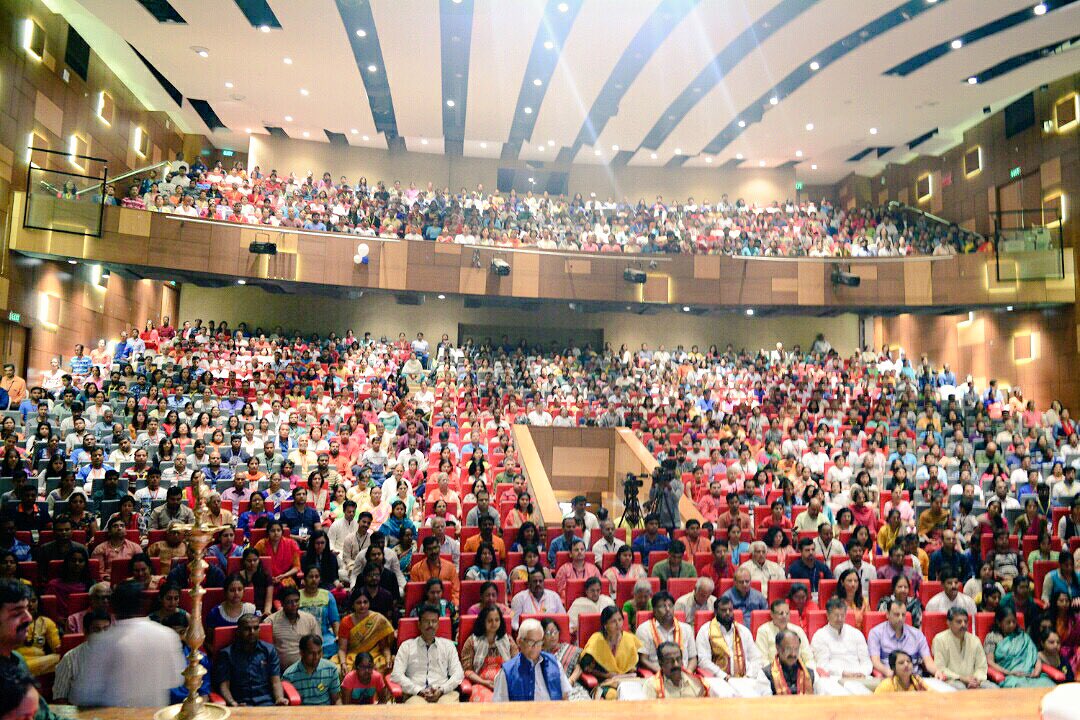 Gurudev's tweet photo. Meditation &amp; interaction with over 1000 participants attending the Happiness Program at MLR convention center in Bangalore. https://t.co/Vcf89ClBix