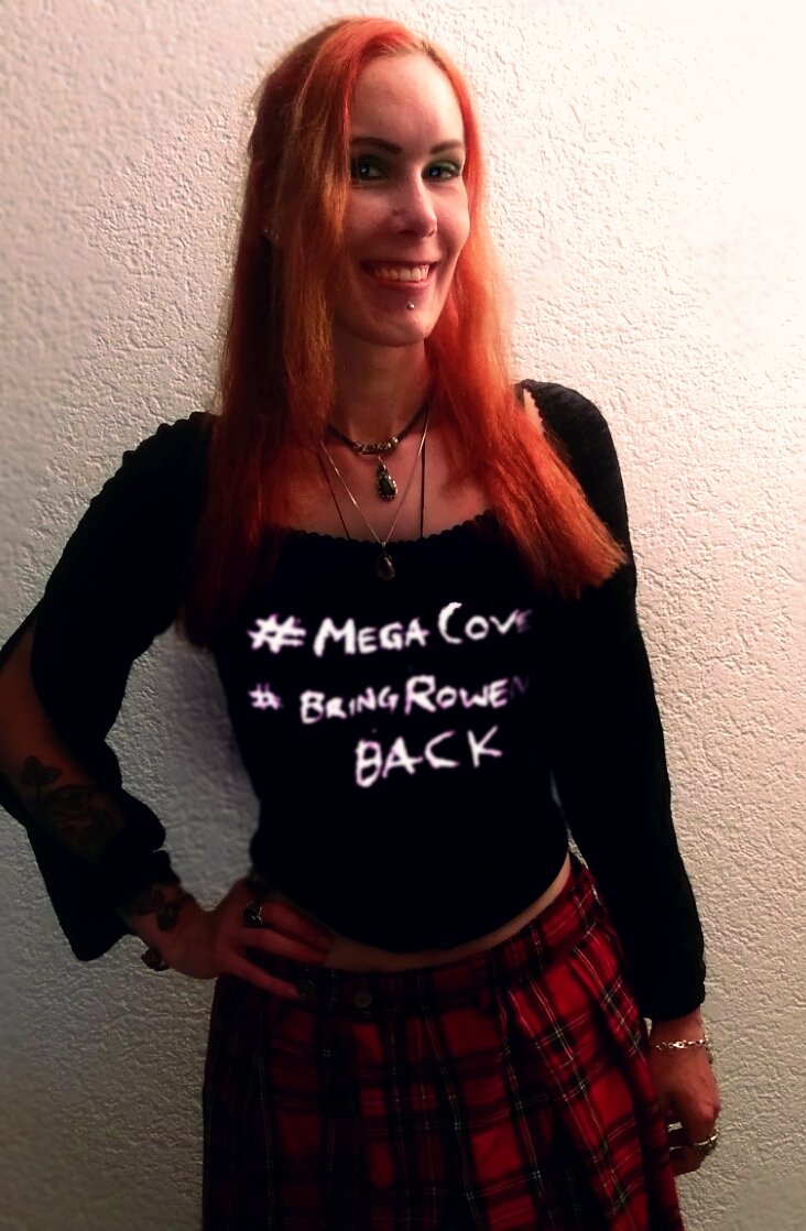 Tess_flycrow's tweet photo. @RuthieConnell @cw_spn @BeckyVaughanCVT @Thefaultyfour @Miez_LaKatz @kuznechic_89 @dgray3994 @Classichassis @BondoerfferS @DHJKetchlings @Superwholock81 @celticlotus Yes,I did mess up my shirt with paint,cause we want u back so bad! #MegaCoven #Rowena #BringBackRowena #SPNFamily #scottish @RuthieConnell https://t.co/LfvfUFFNHu