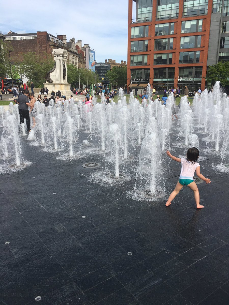 Rise_and_grind7's tweet image. Piccadilly gardens #fountainfun 🤣