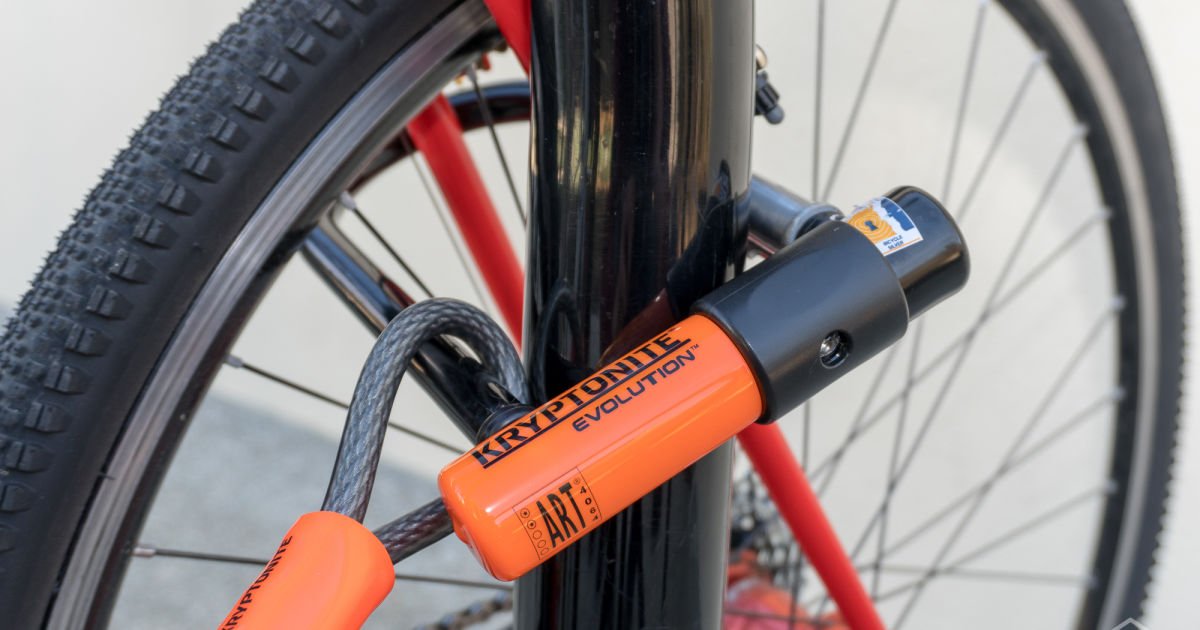 engadget's tweet photo. The best bike lock https://t.co/sL54t53l9l https://t.co/hptyhaxrIz