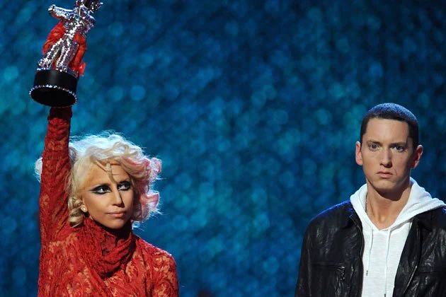 こんな真相があったのかwwレディー・ガガを目の前にしたエミネムの目が死んでいる理由がやばいww