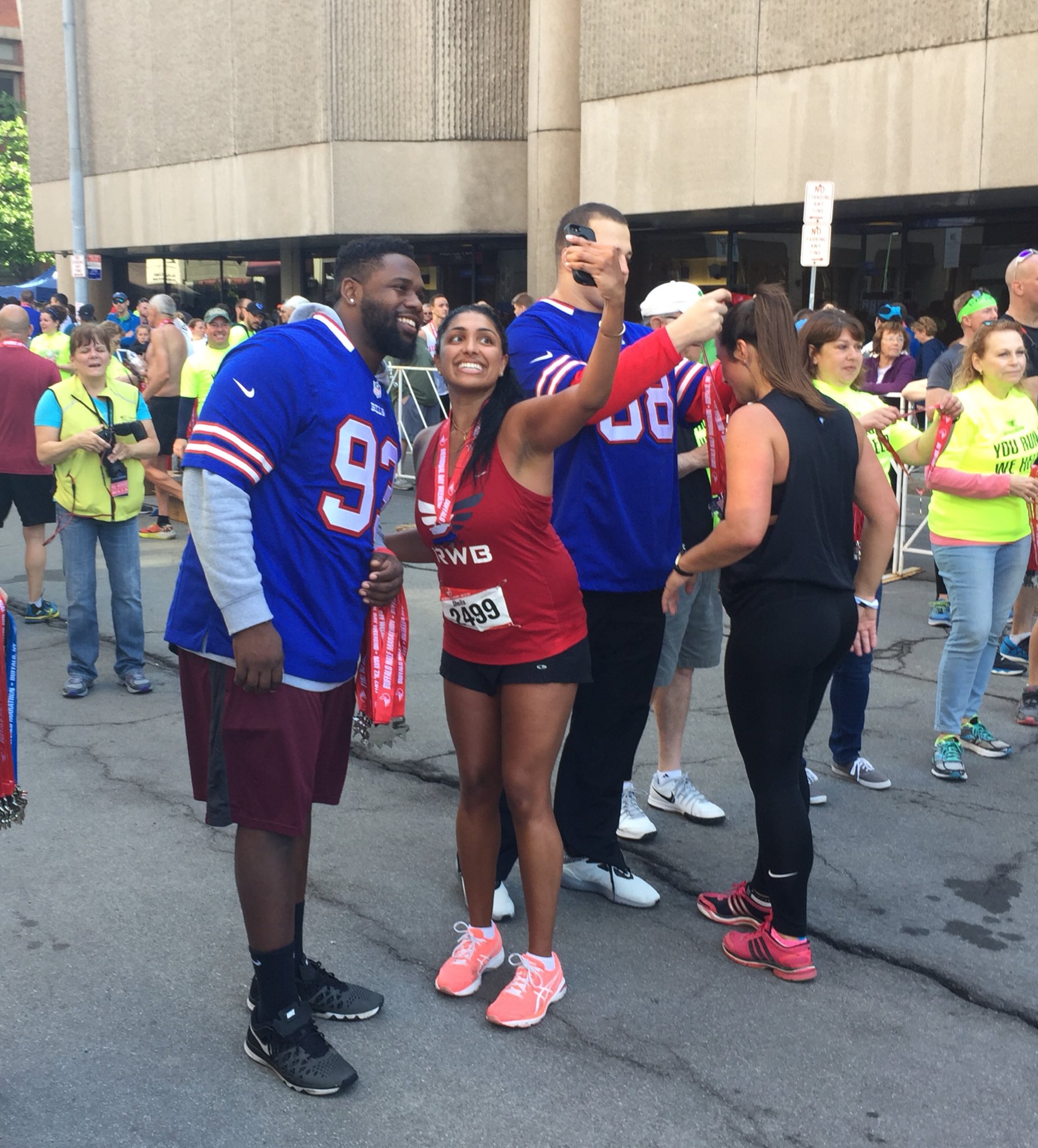 buffalo-bills-on-twitter-your-bills-handed-medals-to-finishers-at