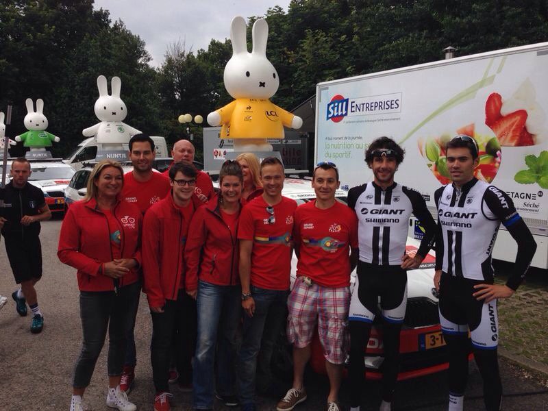 royvd10's tweet photo. In 2014 met #TDFutrecht bij de Tourstart in Yorkshire, toen nog een talent, nu een legende @tom_dumoulin #Giro100 https://t.co/Zu7E3BERNc