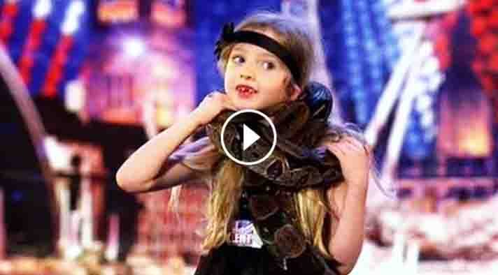UnexpectedEnt's tweet image. 7 Yr Old Came Onstage With A Snake Wrapped Around Her Neck. Now Wait Till You See Her… unexpectedentertainment.net/snake-wrapped-…