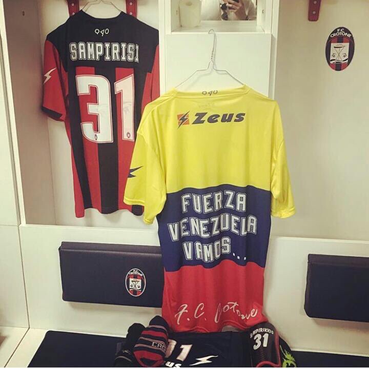 Dany_Mar_tinez's tweet photo. El Crotone (que juega vs Lazio y lucha por no descender) anuncia que hará el calentamiento precompetitivo con camiseta dedicada a Venezuela. https://t.co/RMAlXKLRux