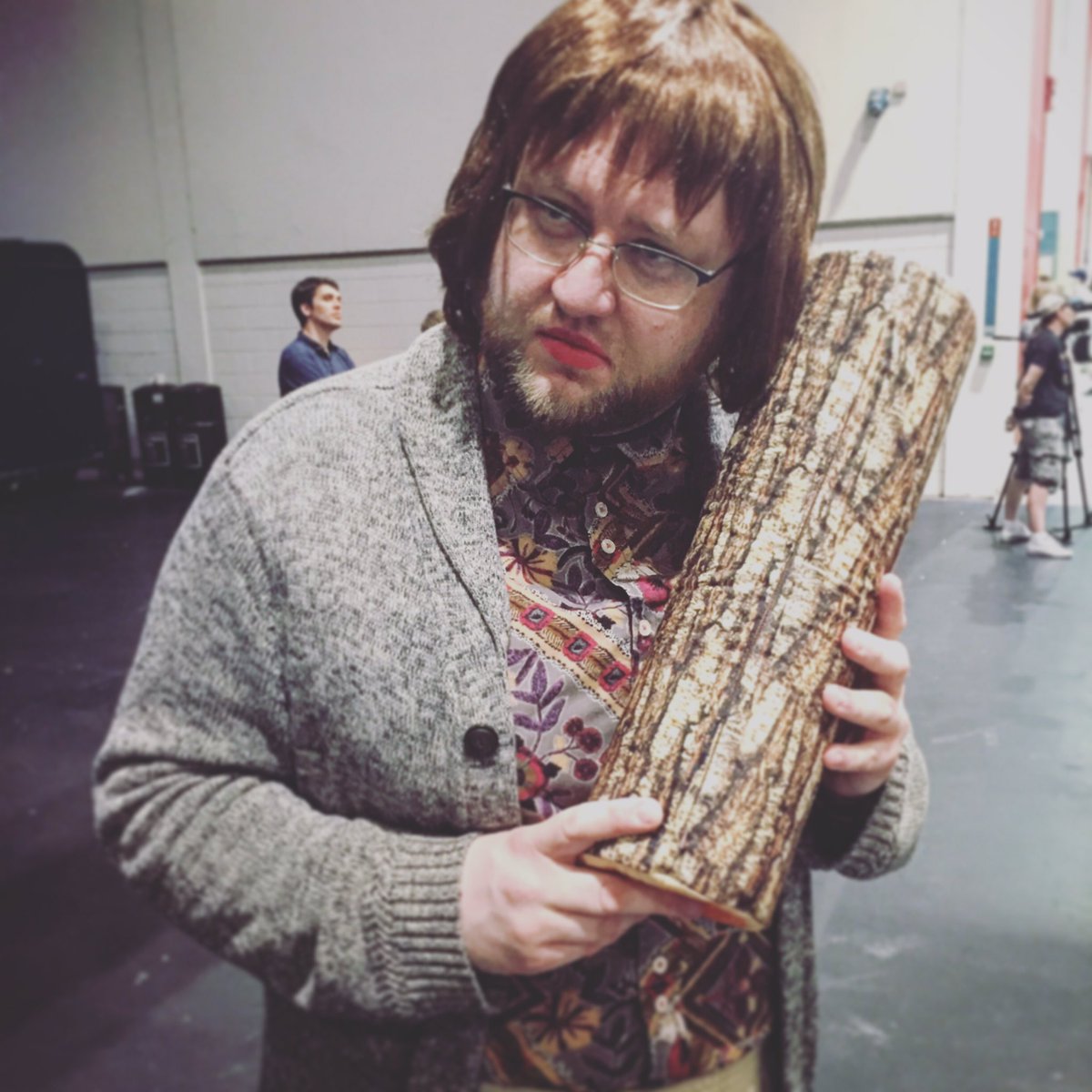 DirectorDan86's tweet photo. What's it saying!? #AskTheLog @SHO_TwinPeaks #mcmlondon https://t.co/NUtlBC6mON