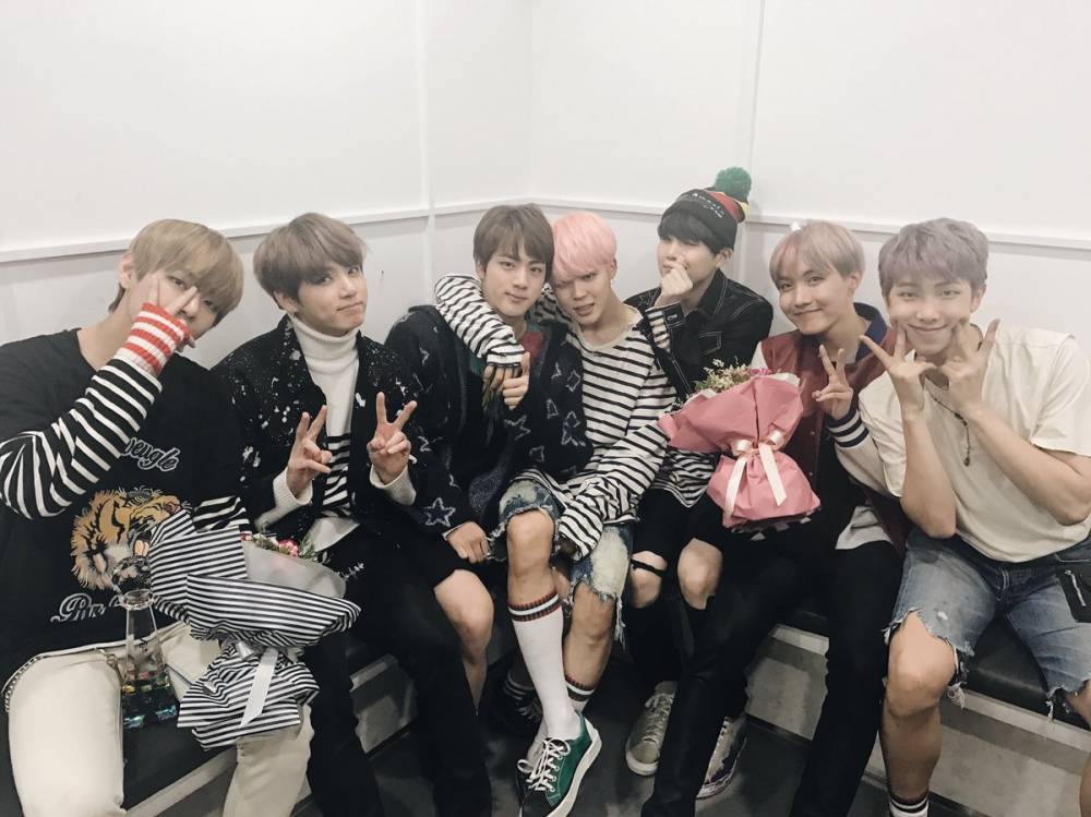allkpop's tweet photo. #BTS reaches 6 million followers on Twitter! https://t.co/8GfUKfYdJG https://t.co/BEJmlGSKEs