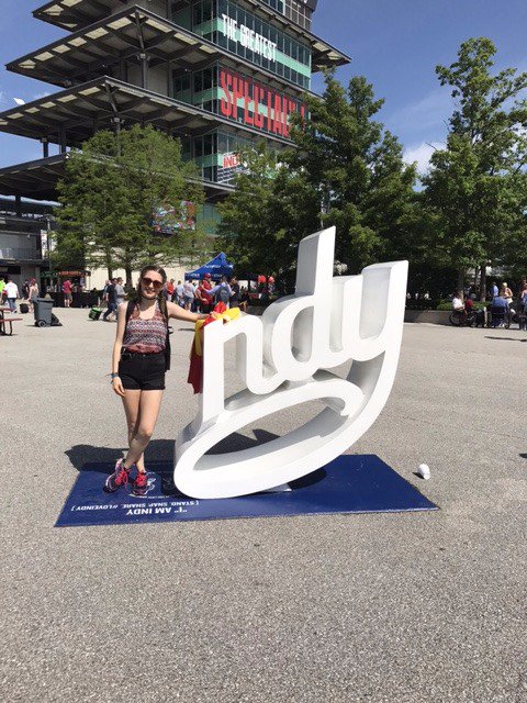 DmEsther's tweet photo. No hay mejor manera de terminar esta experiencia que ir a la #Indy500 #AlonsoRunsIndy #IndyMovistar https://t.co/c18YrAQroB