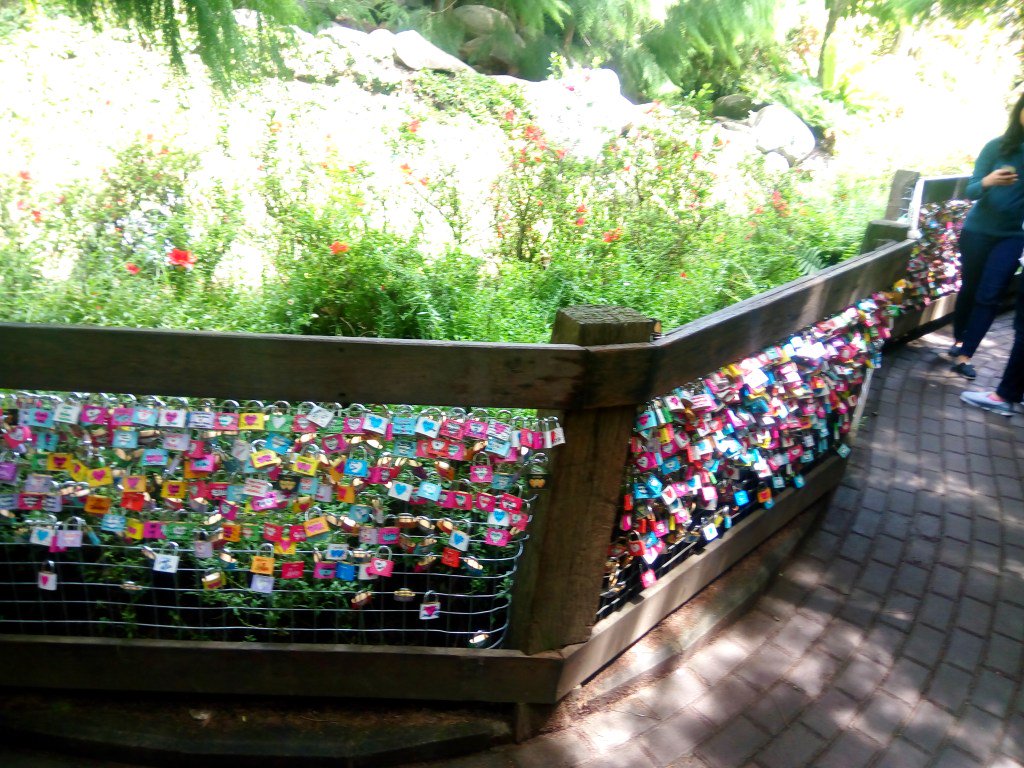 hanapiah_ohan's tweet photo. gembok cinta di objek wisata bandung https://t.co/H63I2Q9Tom https://t.co/5QwaRHPV80