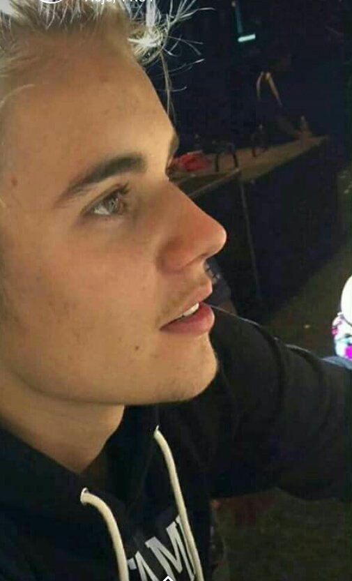 Marie6x1's tweet photo. Meu namorado tava olhando pro nada, olha que lindo #Justin4MMVA https://t.co/YPRdZjSNLA