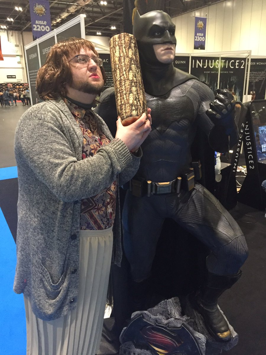 DirectorDan86's tweet photo. Batman knows! #AskTheLog #LogLady #TwinPeaks #MCMLondon https://t.co/OOtyoLqO55