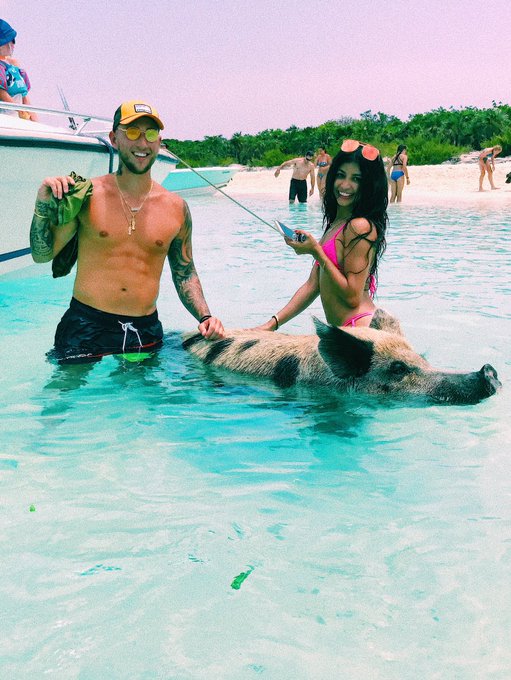 2 pic. #Bahamas #Exuma #Pigisland 🐷🐽 #memorialdayweekend  #HappyMemorialDayWeekend https://t.co/NHtT