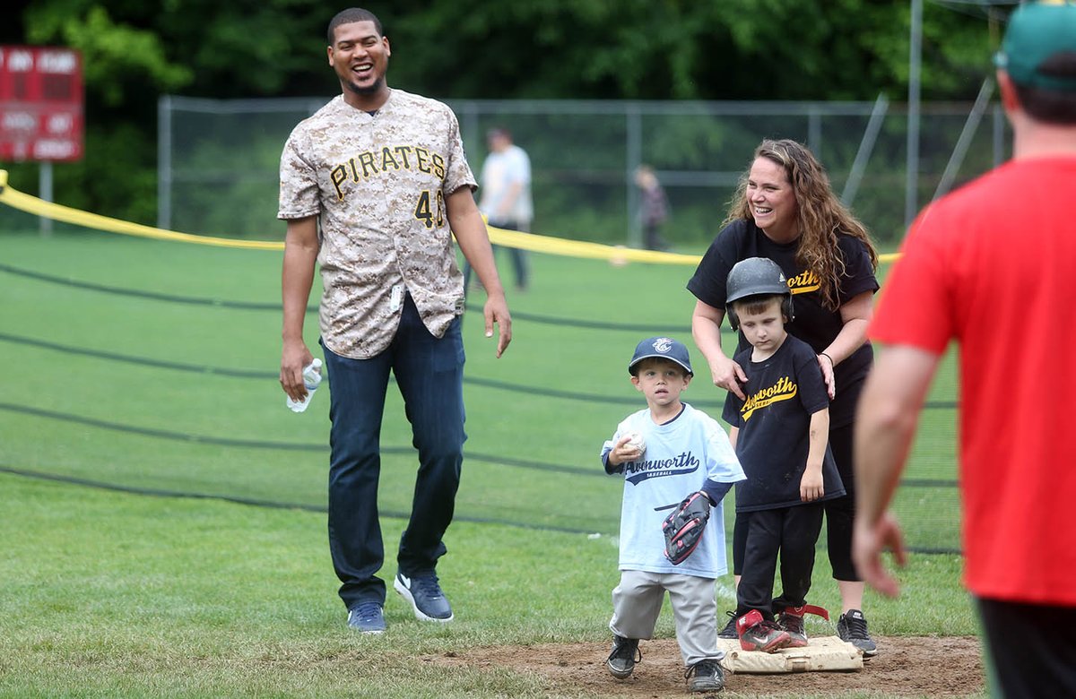 Check out some pics from @IvanNova47 & @The_Gift61's visit to Avonworth Little League.  📸 atmlb.com/2ruSh3e https://t.co/dSrnmcIeMu