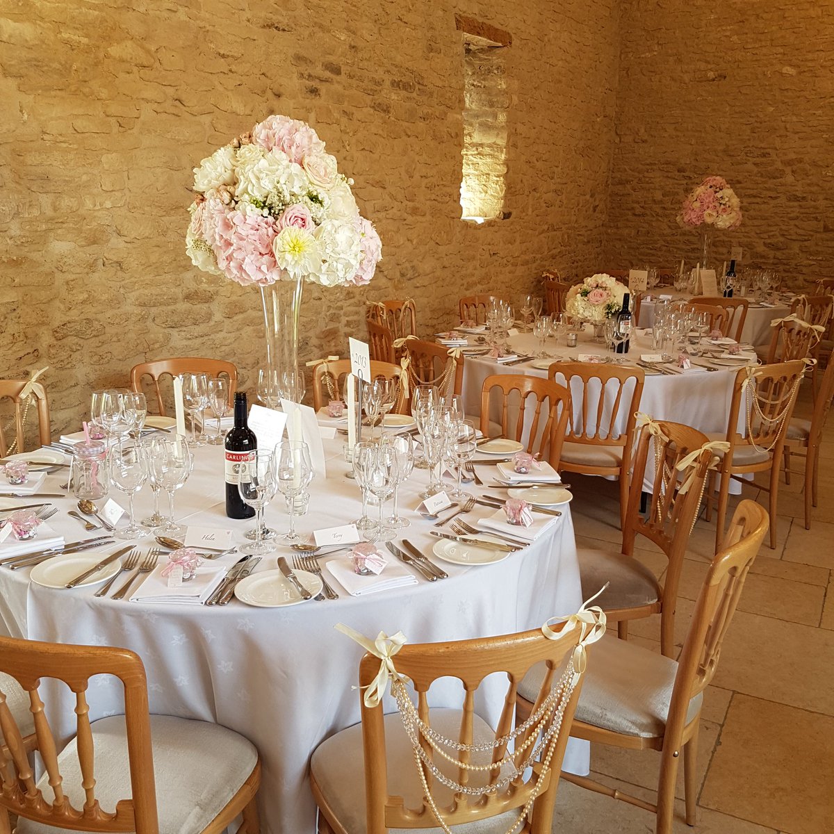 Great to be styling at @KingscoteBarn this weekend with <a href="/Bijouxfloral/">Becci Hobbs</a> <a href="/PuddingBridge/">Pudding Bridge</a>  @leebishop01 💕