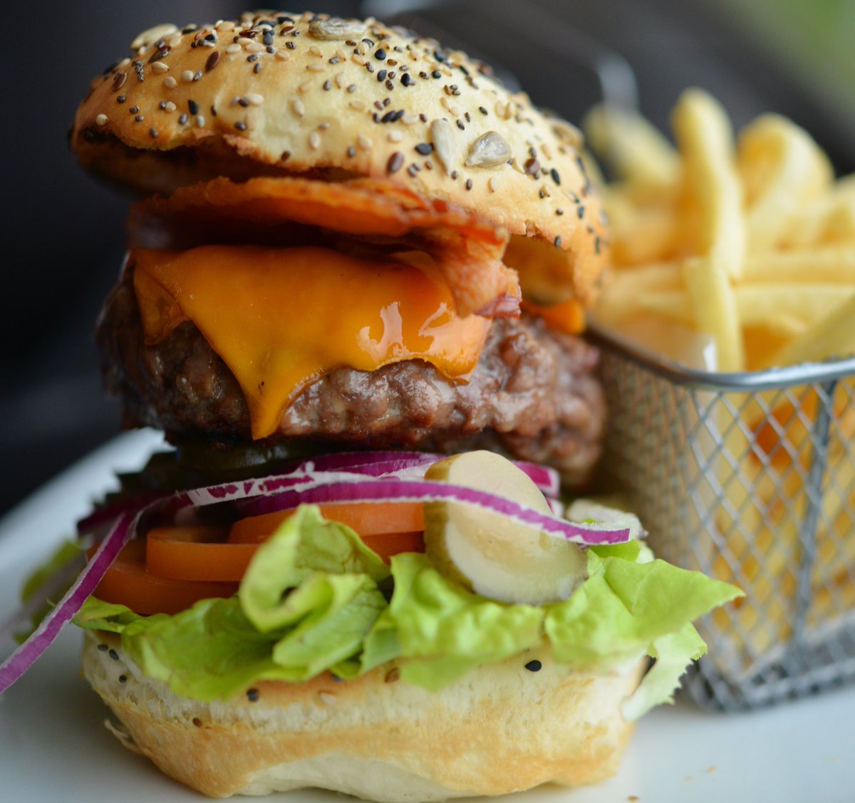 • DÍA INTERNACIONAL DE LA HAMBURGUESA •
Homenajealas en su día y vení a probar las mejores hamburguesas a 1000. ¡Te esperamos! 🍔🍔🍔