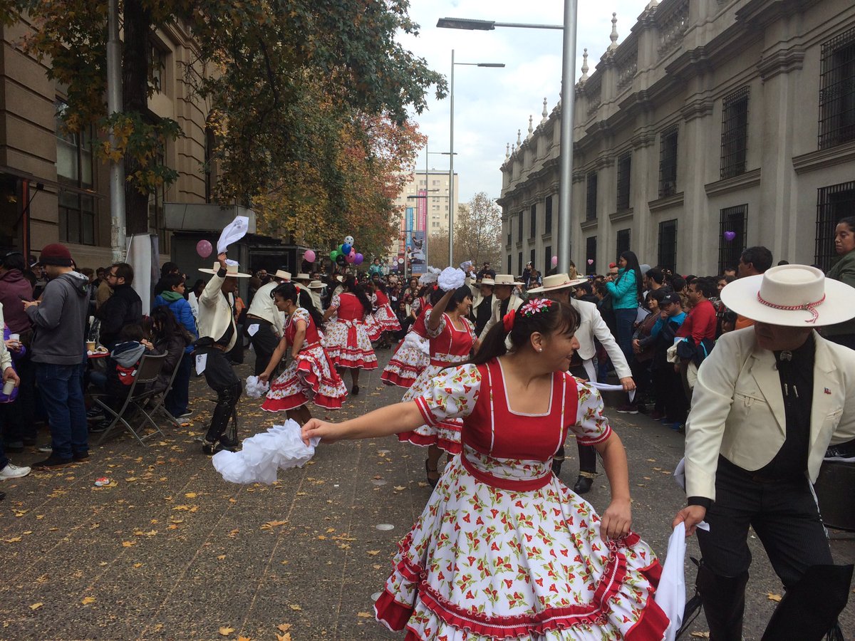 plazasbolsillo's tweet photo. Agradecemos a @CulturaRM x convocar a grupos folclóricos d #StgoRM para q disfruten quienes visitan el centro durante el #DíadelPatrimonio https://t.co/FqTSteC76z
