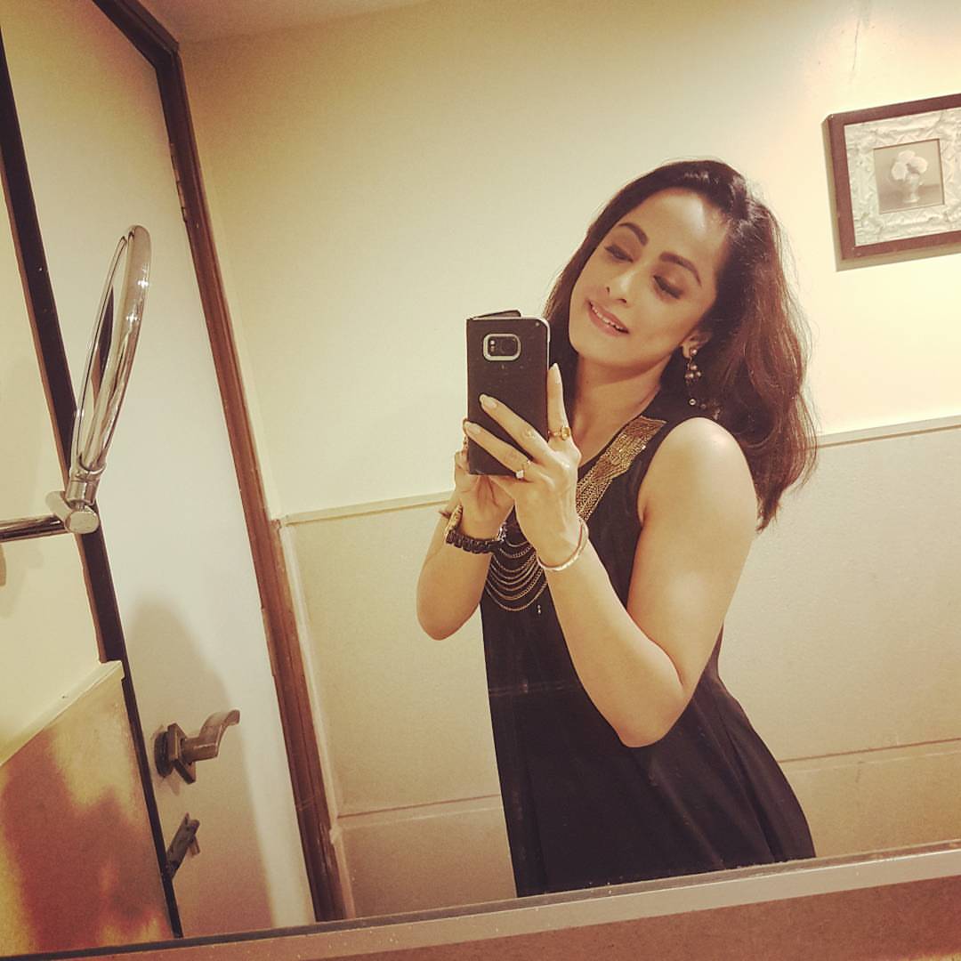 Ansha__Sayed's tweet photo. These days I am on a spree of disguises in my show..its a good change !
#Selfie#playfulmood#lovemyshoulders#girlswhotrain#eatwelllivewell https://t.co/IWMkwwsLdV