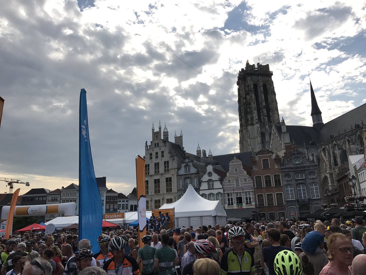 QTriatlon2016's tweet photo. In #Mechelen om slotevent @1000kmKOTK te vieren. Allemaal mooie fijne mensen hier! Proficiat voor zo een organisatie! https://t.co/mQL8rCkK6V