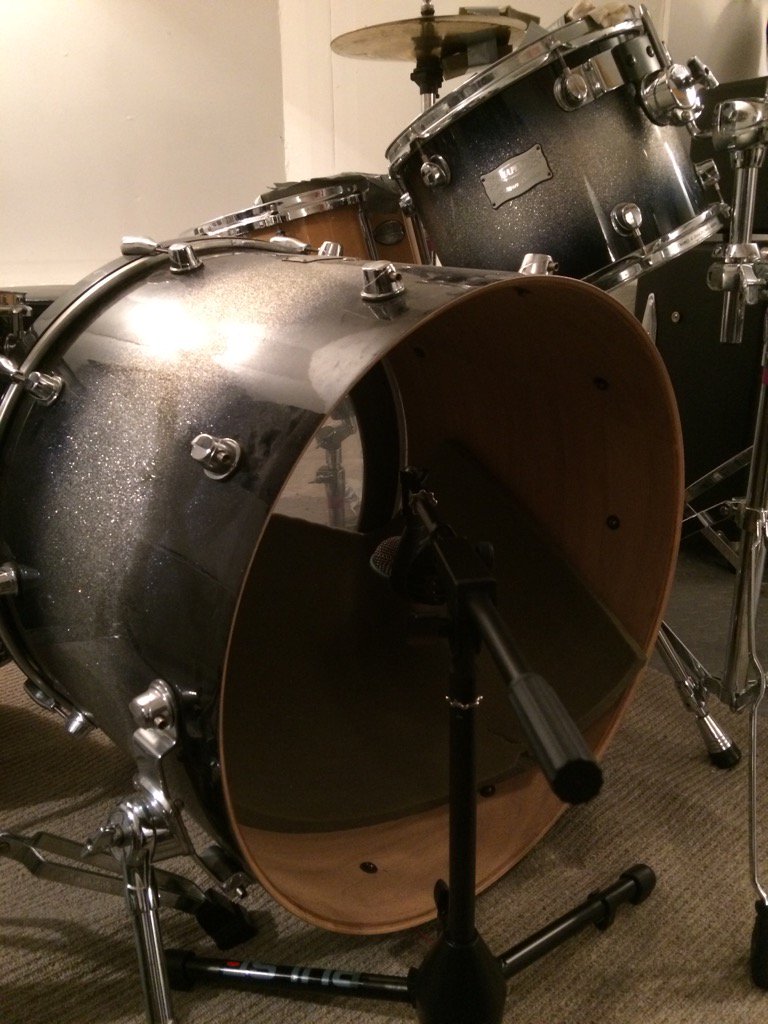 You probably haven't been wondering what we've been up to. Anyway, Knots' rumpus room/studio is up and running!