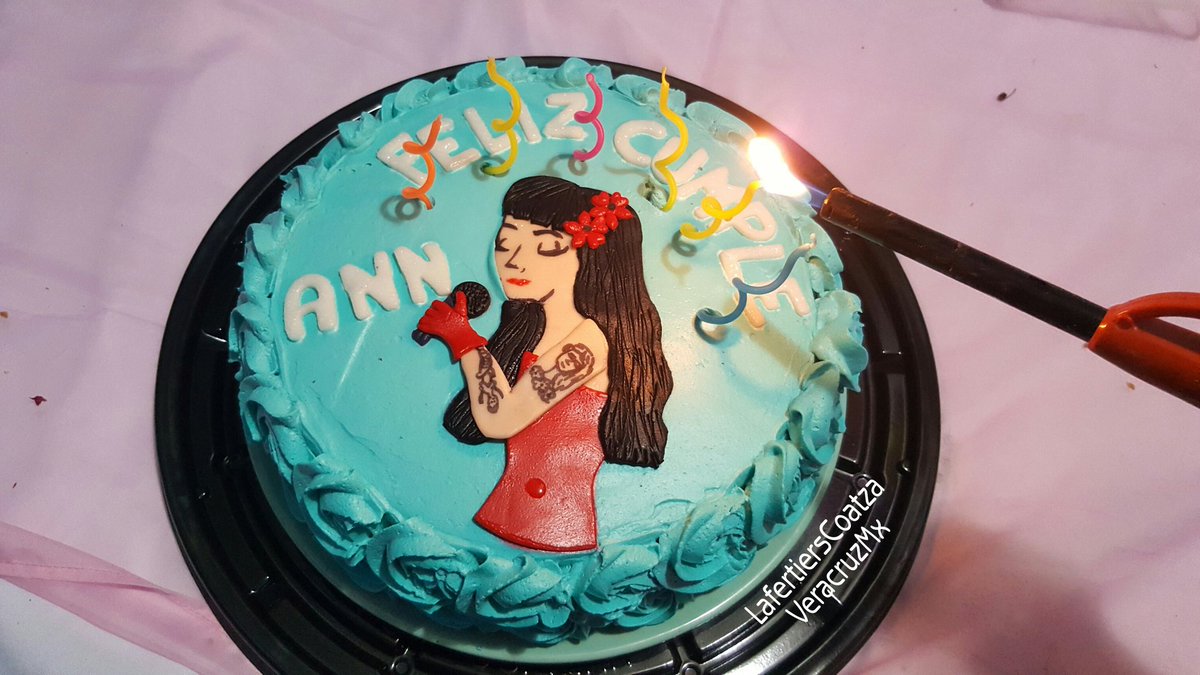 DimePotter's tweet photo. Mira bebé @monlaferte Mi pastel y piñata de cumpleaños 😍 Los #LafertiersCoatza me hicieron fiesta sorpresa ayer :') https://t.co/ku60LUrAPC