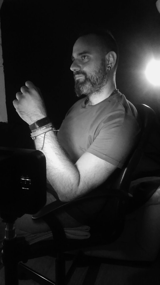 Este chico escribió el guión de su próximo largometraje estando de vacaciones en Rumanía. Desde luego, no pierde el tiempo! 

#Rumania #film