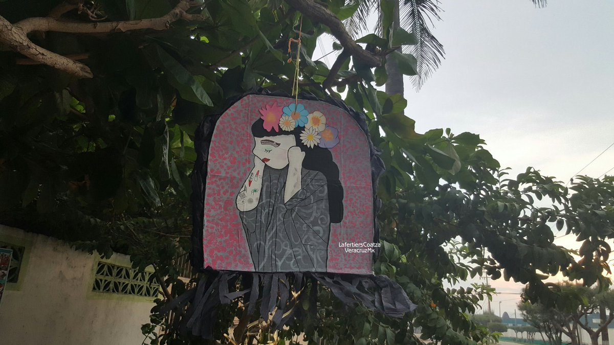 DimePotter's tweet photo. Mira bebé @monlaferte Mi pastel y piñata de cumpleaños 😍 Los #LafertiersCoatza me hicieron fiesta sorpresa ayer :') https://t.co/ku60LUrAPC
