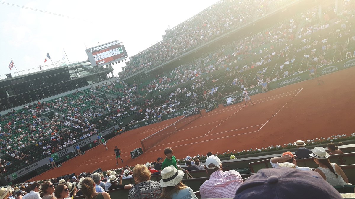 Lmassoz's tweet photo. Super beau match entre @julienbenneteau et @la_pouille !! Merci @WeAreTennisFR pour ce beau cadeau !!! https://t.co/KYkooLFgAH