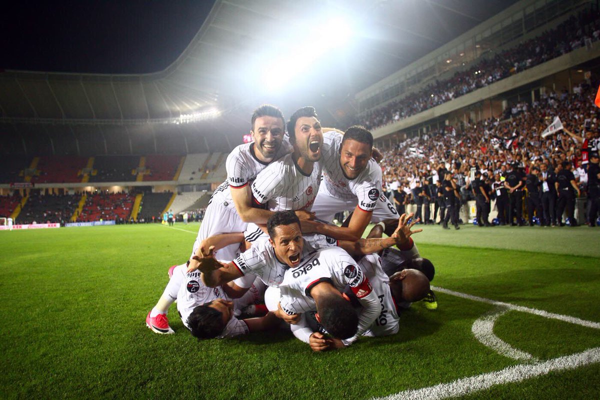 Besiktas's tweet photo. 🏆 https://t.co/K79cFYObZn