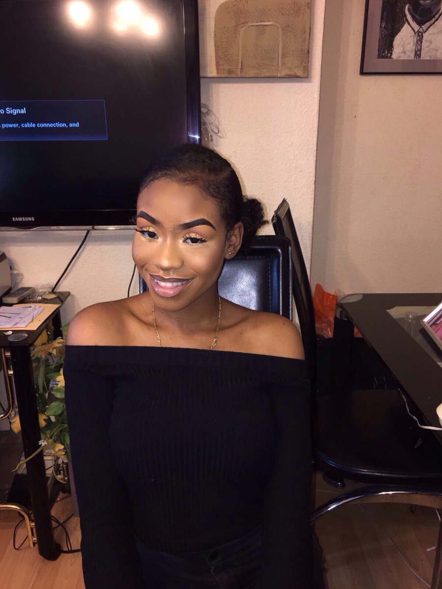 blessingvii's tweet photo. This Glow caused my TV to lose signal #problemsoflife 🤷🏽‍♀️ https://t.co/QNUHIWySqJ
