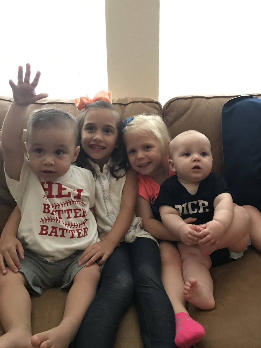 loyce_van_hook's tweet photo. Rice Owls' biggest fans!  #coacheskids #fearthetalons @RiceBaseball https://t.co/NP6rbNu2K1