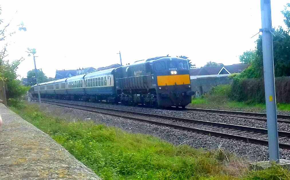 KayKaykane's tweet photo. Great to see the steam trains on the tracks going to #Howth and back earlier!! #HowthSteamTrain @IrishRail https://t.co/SK68OZAB3j