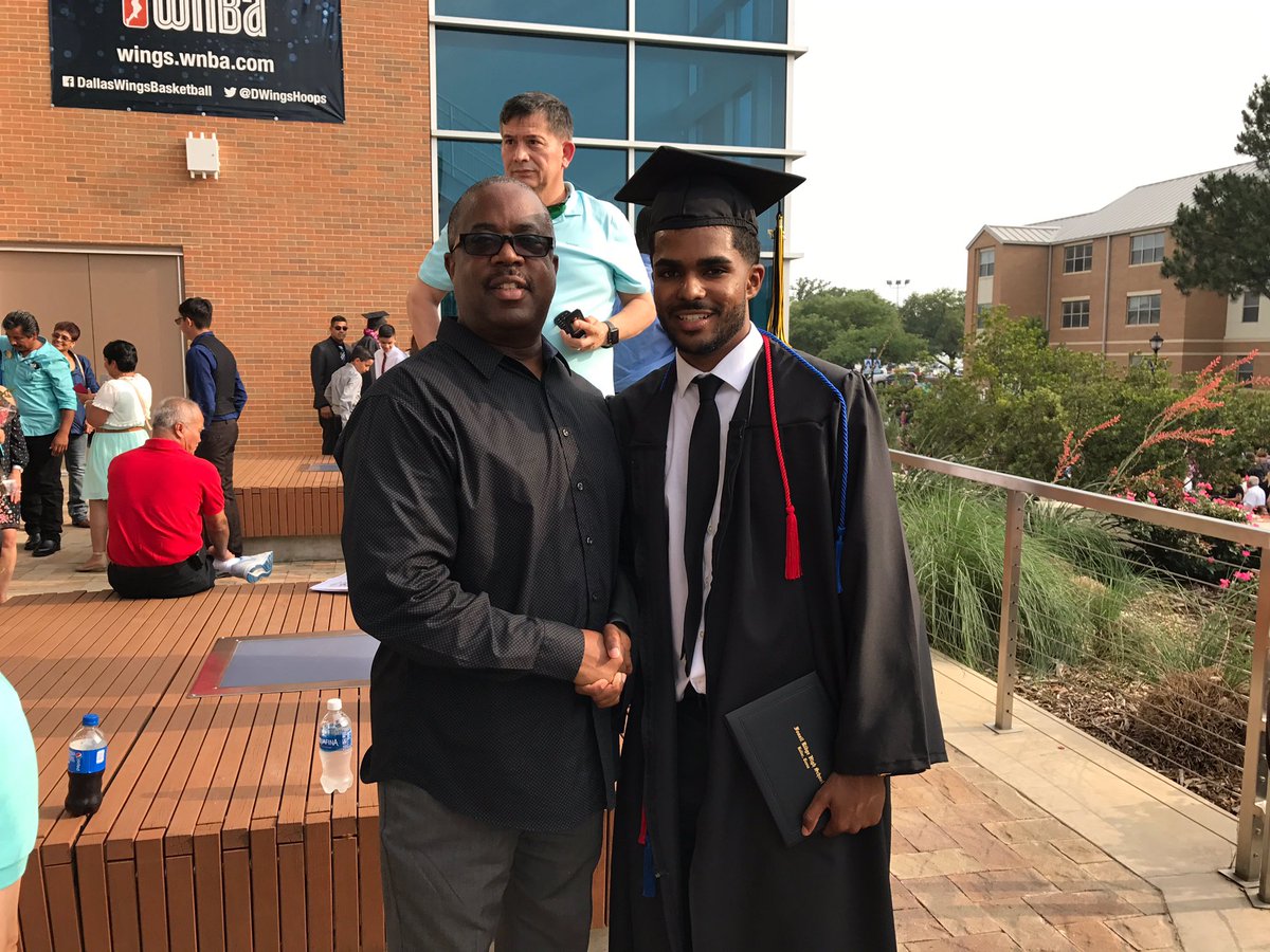 rkt_369's tweet photo. It was a good 4 years at the ridge. Ready to start the next chapter in my life 🙏🏾#KISDgrad17 https://t.co/nVJipyEbkk