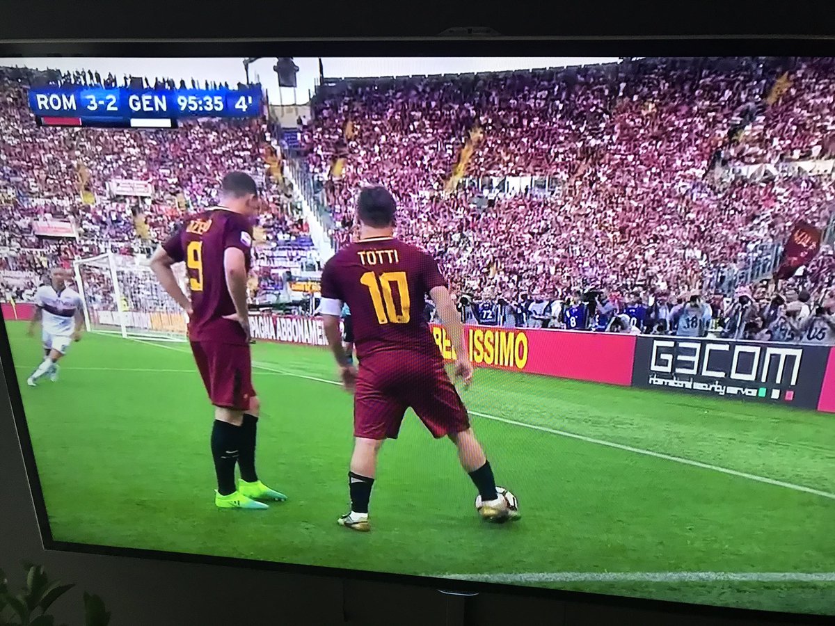 JARiiseOfficial's tweet photo. Ultima partita per Totti con la Roma!!! Solo UN CAPITANO ⚽️⚽️⚽️ https://t.co/EwLwJihWV5