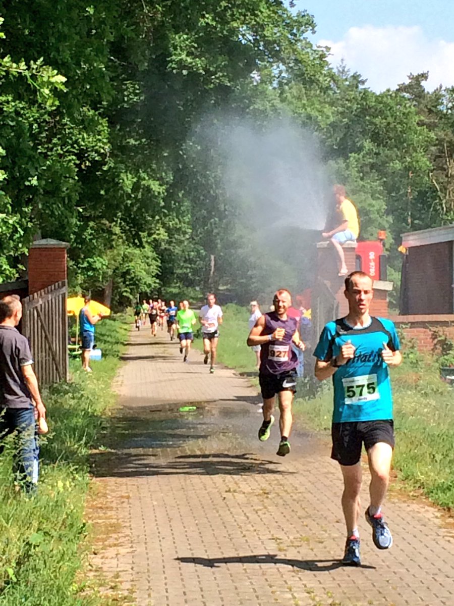 mveldhuis76's tweet photo. #eiberrun was tof! En #brandweer zorgde voor #verkoeling @Gem_Berkelland https://t.co/85VxDiIhiw