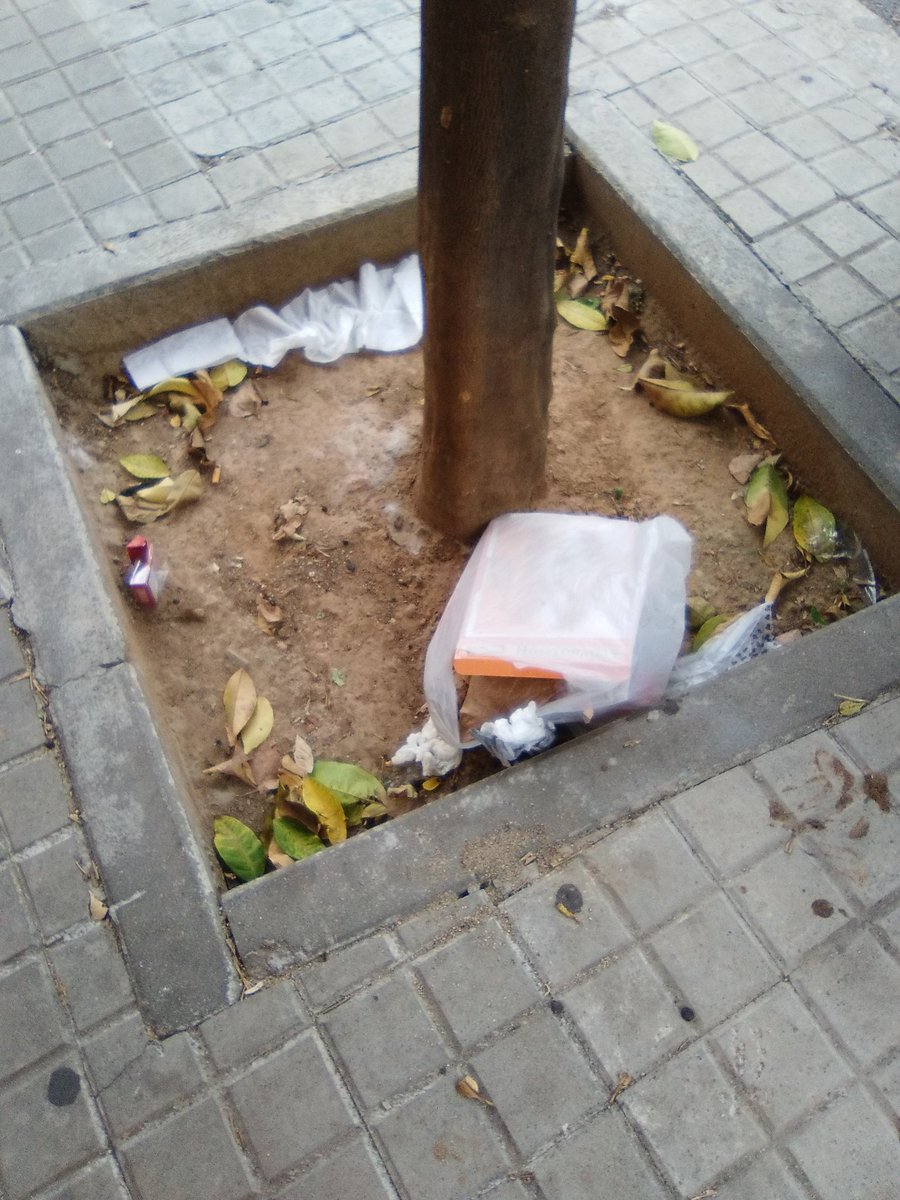AngelBlueSea's tweet photo. @Ayto_Sevilla la limpieza en calle Petrarca, brilla por su ausencia https://t.co/oT1Bhkcz4Q