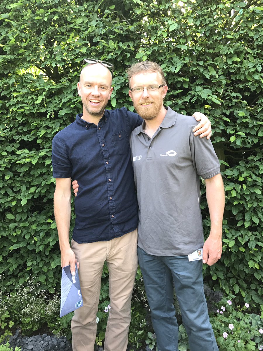 2 fave guys! <a href="/DHLandscapes/">Darren Hawkes</a> and <a href="/ianpricedesign/">Ian Price Design</a> double gold medal winners #RHSChelsea . Great to work with both of you