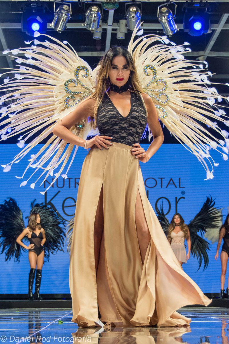 dianel_rod's tweet photo. @Karijelinek para #KeyKolor de @silkeymundial en el #ModaCoiffure2017 en @HiltonBA  #depasarelasytacones https://t.co/3abkOV7w6q